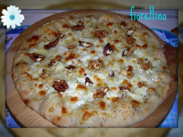 Pizza mozzarella, pecorino, miele e noci - Ricetta Petitchef