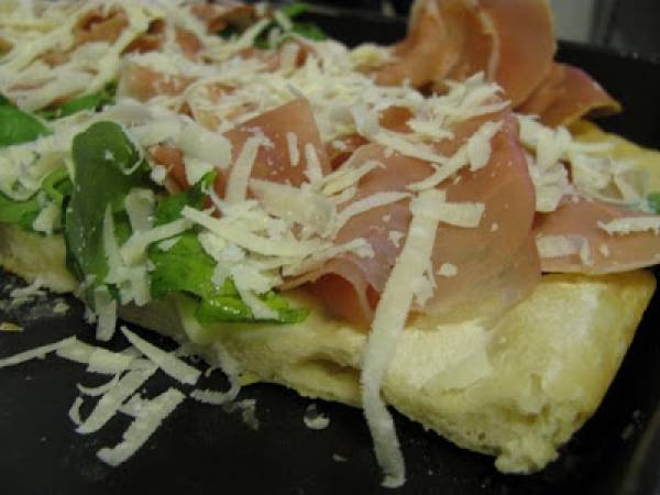 Pizza parigina (prosciutto crudo, rucola e scaglie di parmigiano), czyli pizza po parysku