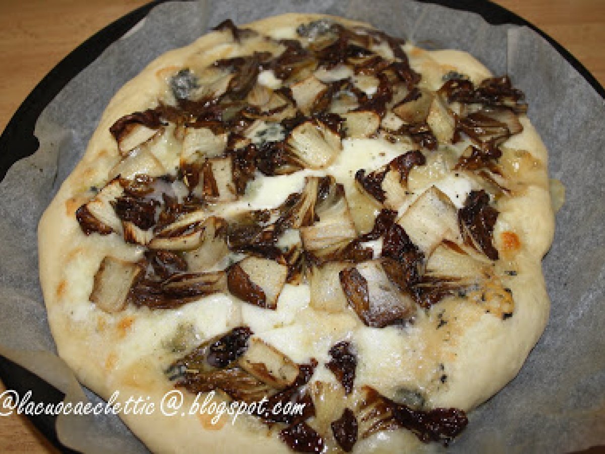 Pizza piccantina e pizza con radicchio e gorgonzola