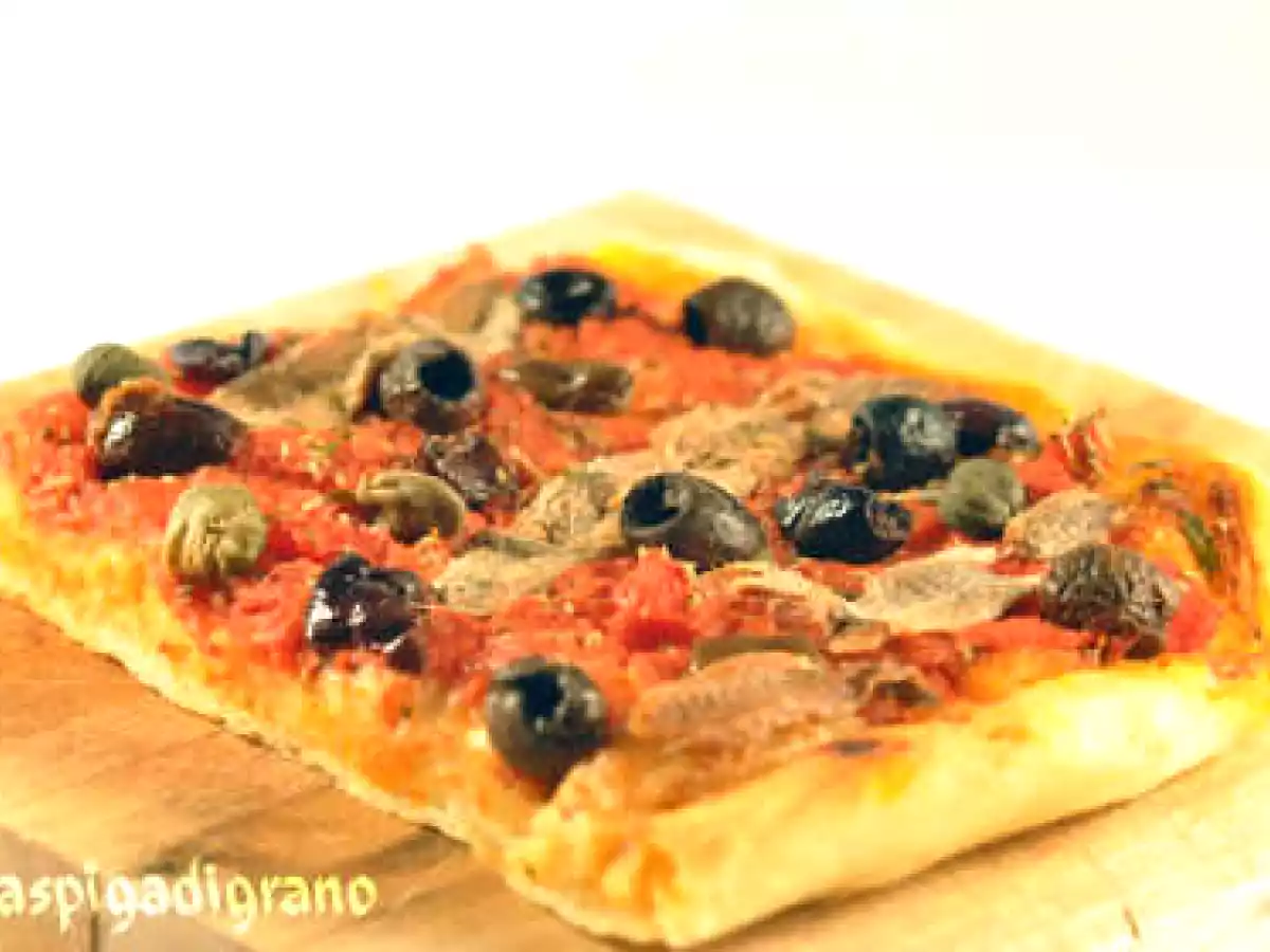 Pizza pomodoro, olive, alici