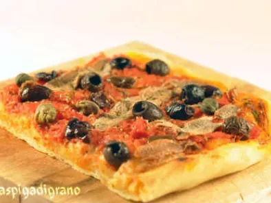 Pizza pomodoro, olive, alici