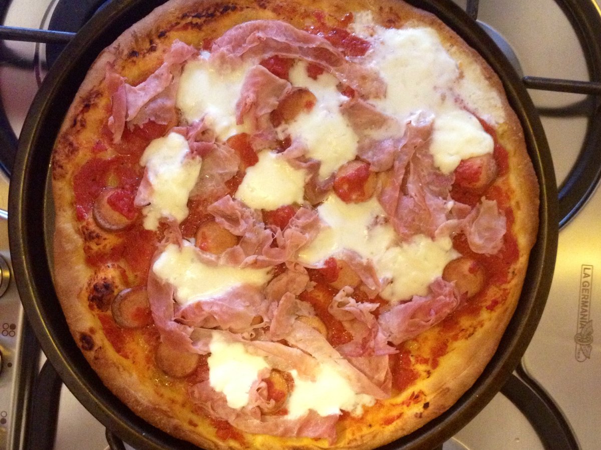 Pizza prosciutto e wurstel