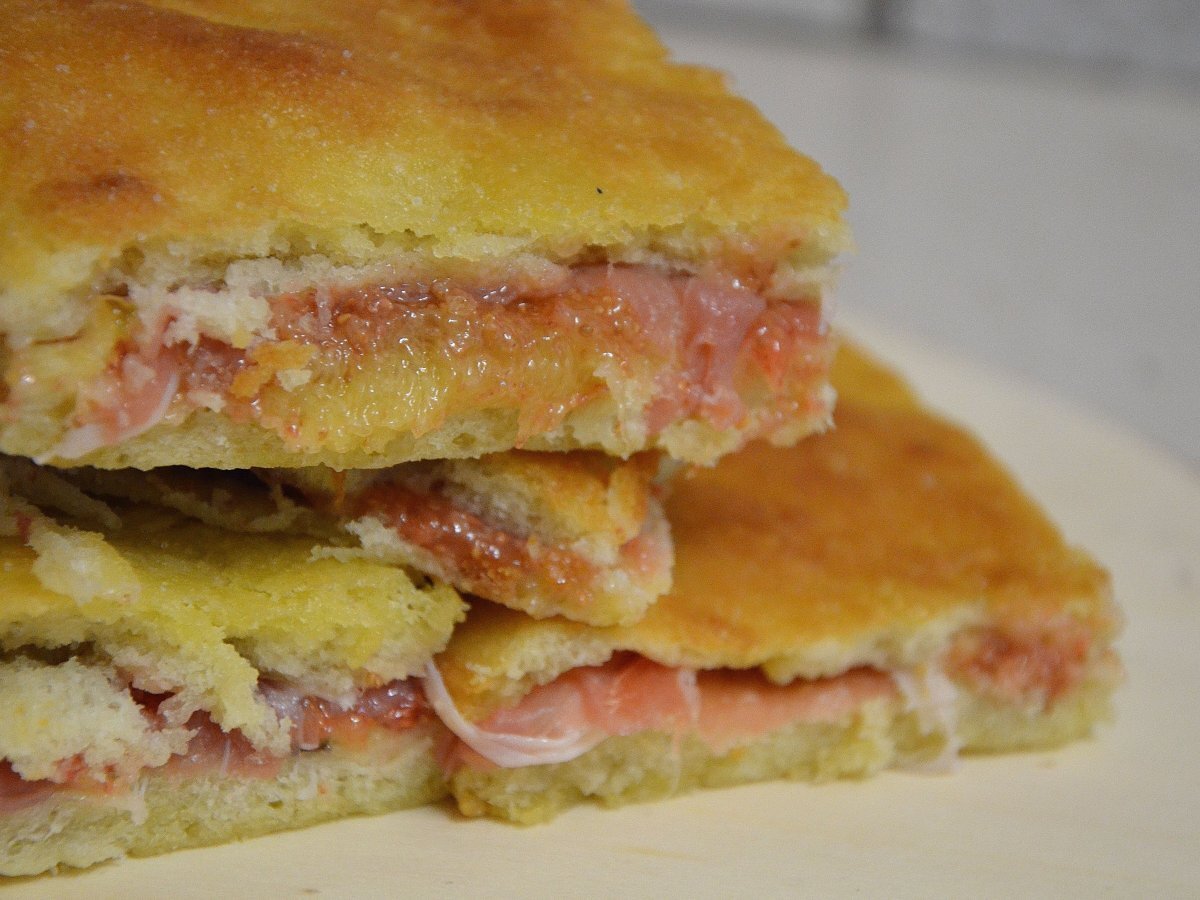 Pizza ripiena Bonci con fichi e prosciutto crudo