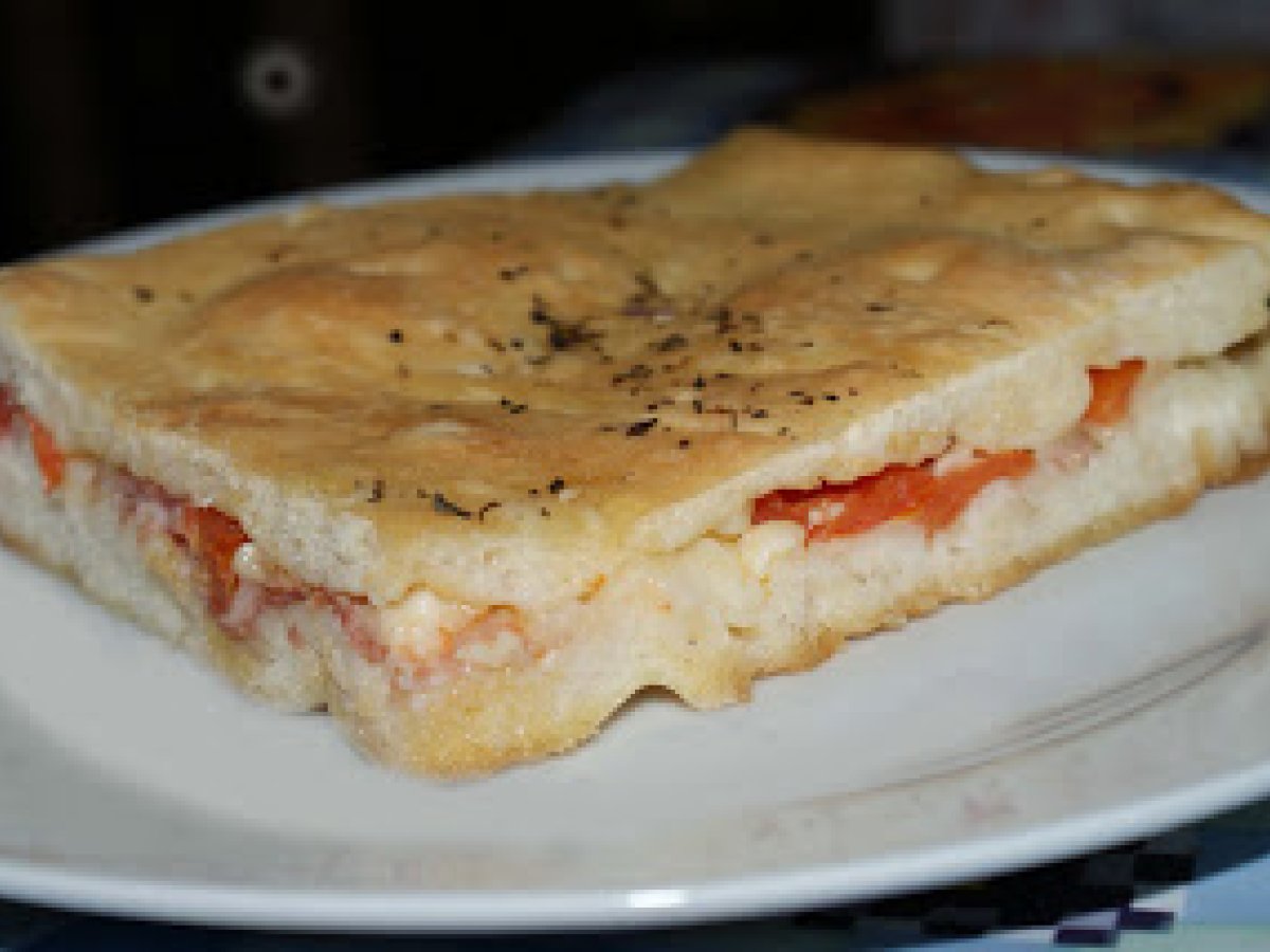Pizza ripiena con insalata di pomodorini e mozzarella di bufala