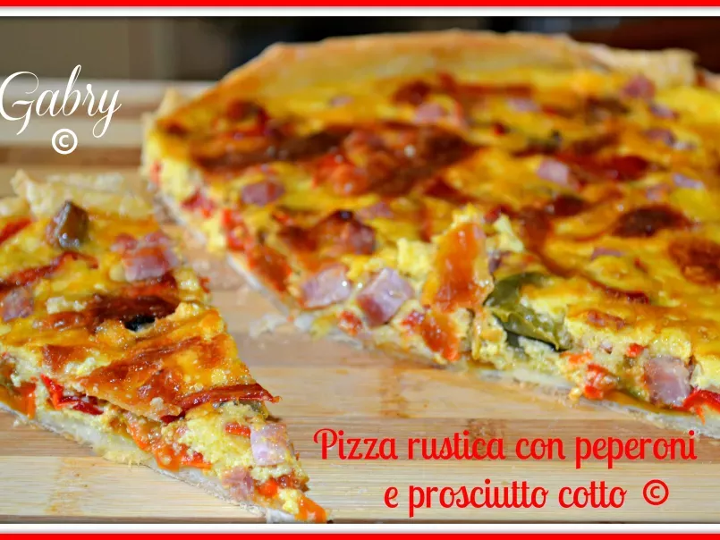 Pizza rustica con peperoni e prosciutto cotto a cubetti - foto 2