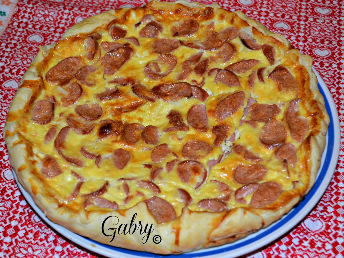 Pizza rustica con stracchino e wurstel