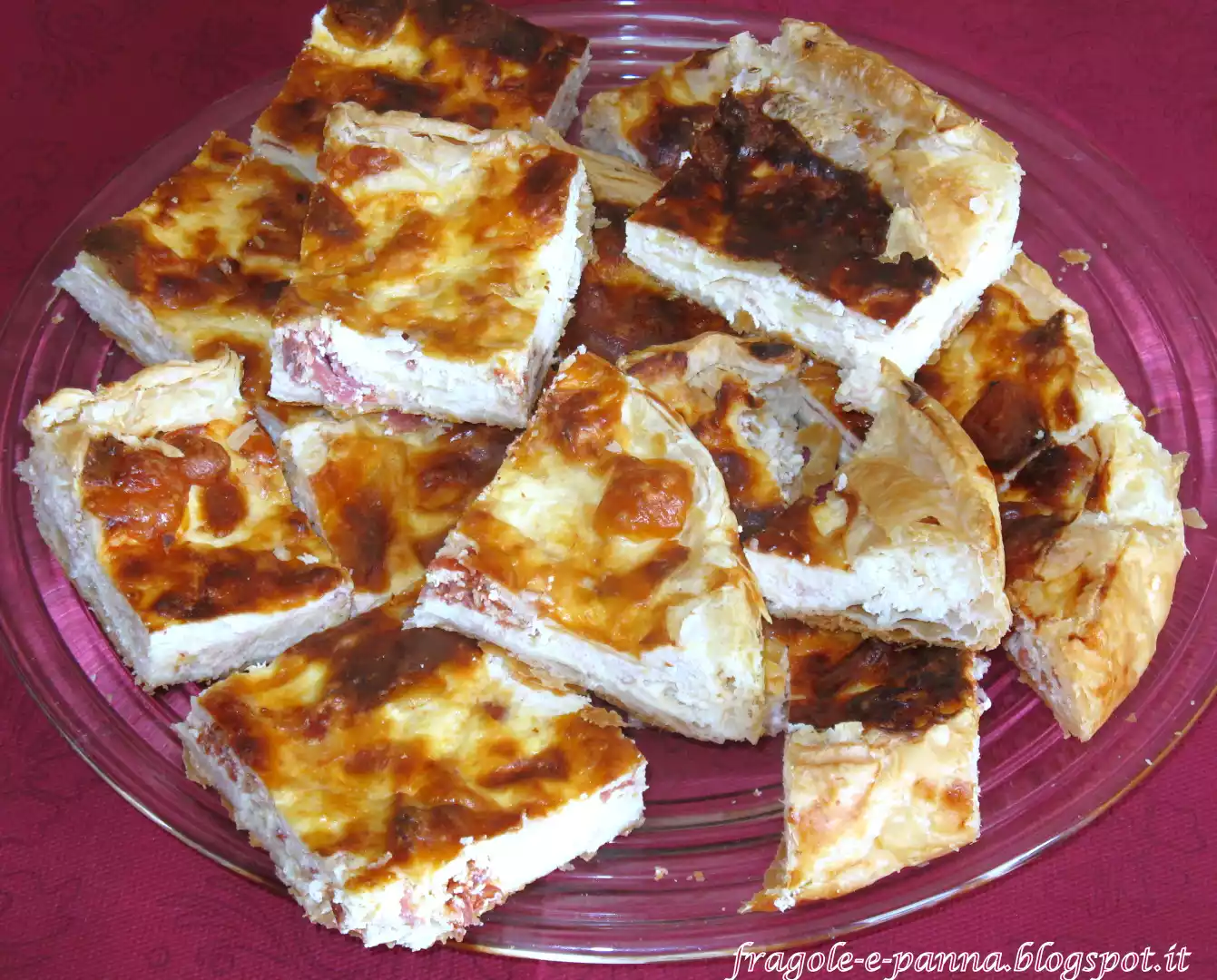 Pizza rustica ricotta prosciutto e salame piccante