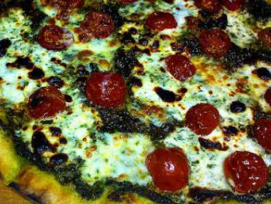 Pizza Tricolore con pomodorini, pesto e stracchino