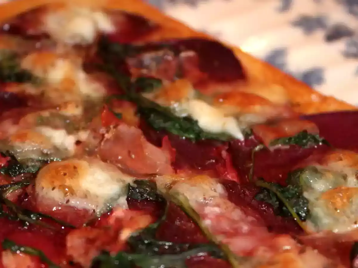 Pizza velocissima con barbabietole e speck