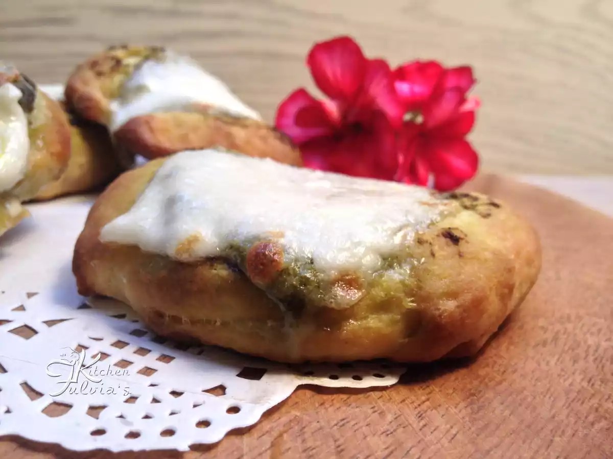 Pizzette da aperitivo con pesto e mozzarella