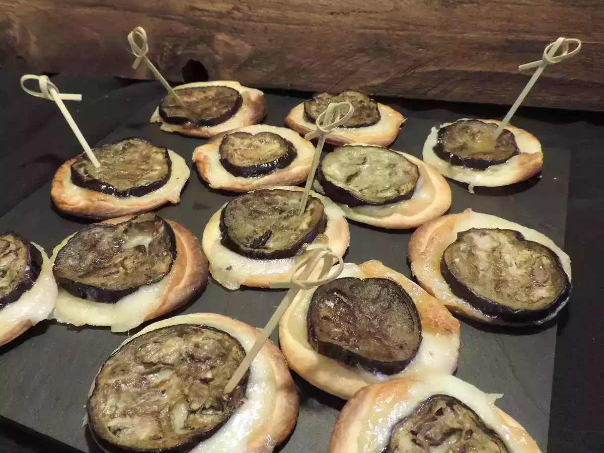 Pizzette di brisèe con melanzana e scamorza