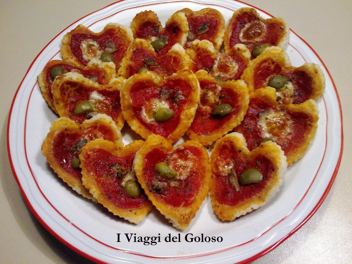Pizzette di sfoglia a forma di cuore