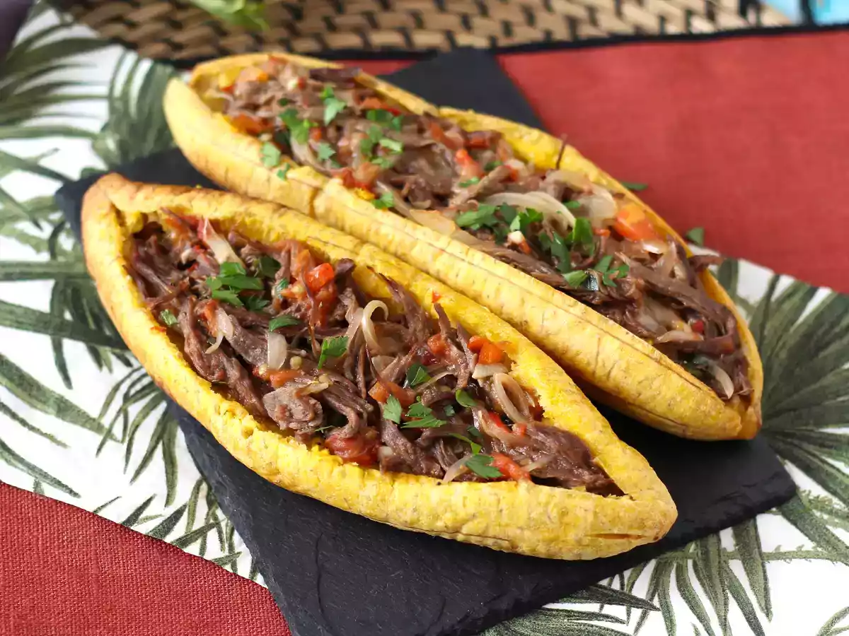 Platani ripieni con carne sfilacciata, la ricetta colombiana spiegata passo a passo