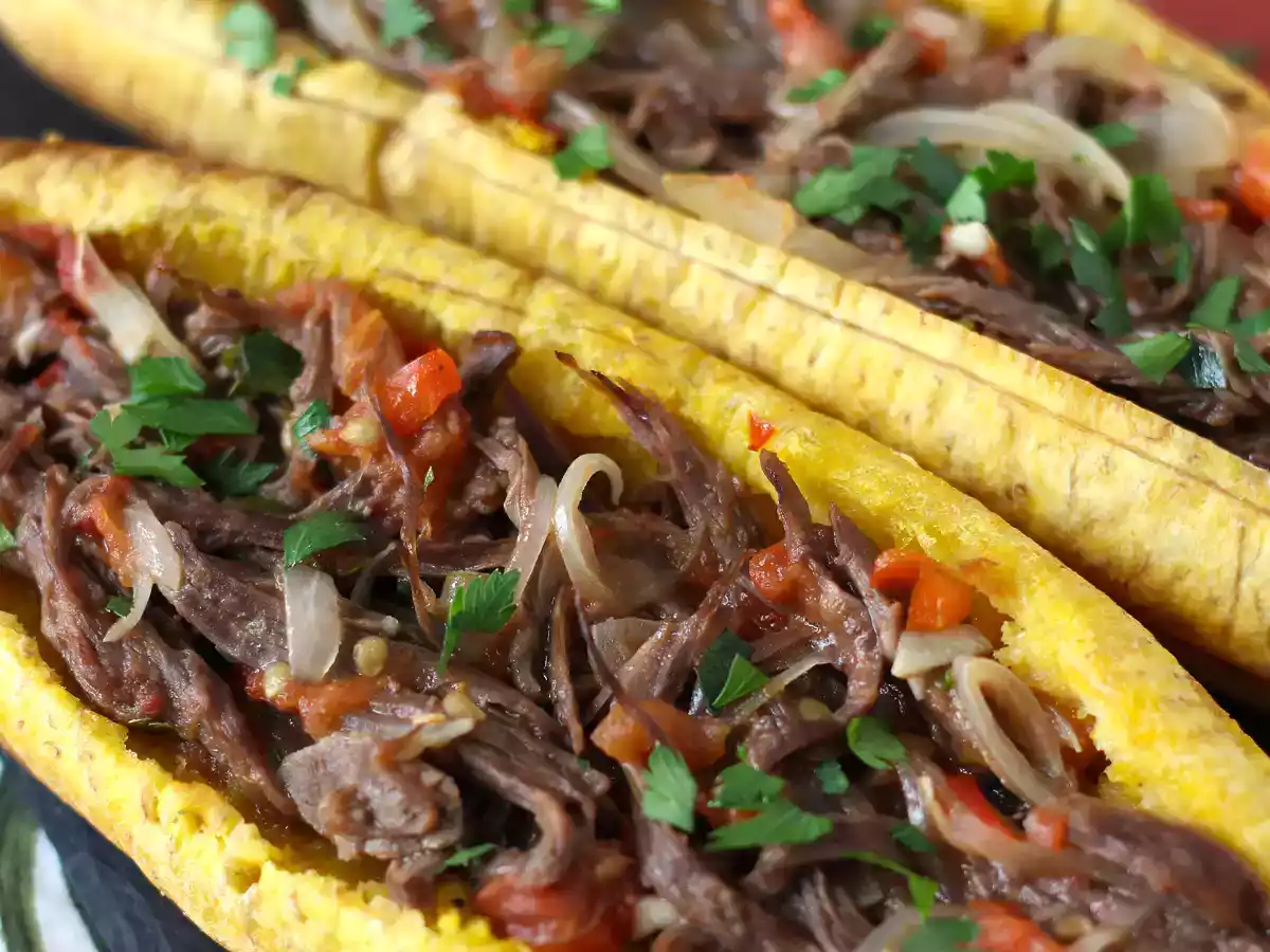 Platani ripieni con carne sfilacciata, la ricetta colombiana spiegata passo a passo - foto 2