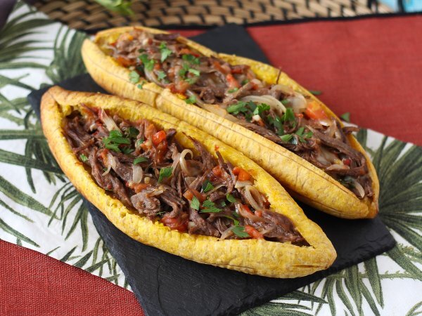 Platani ripieni con carne sfilacciata, la ricetta colombiana spiegata passo a passo