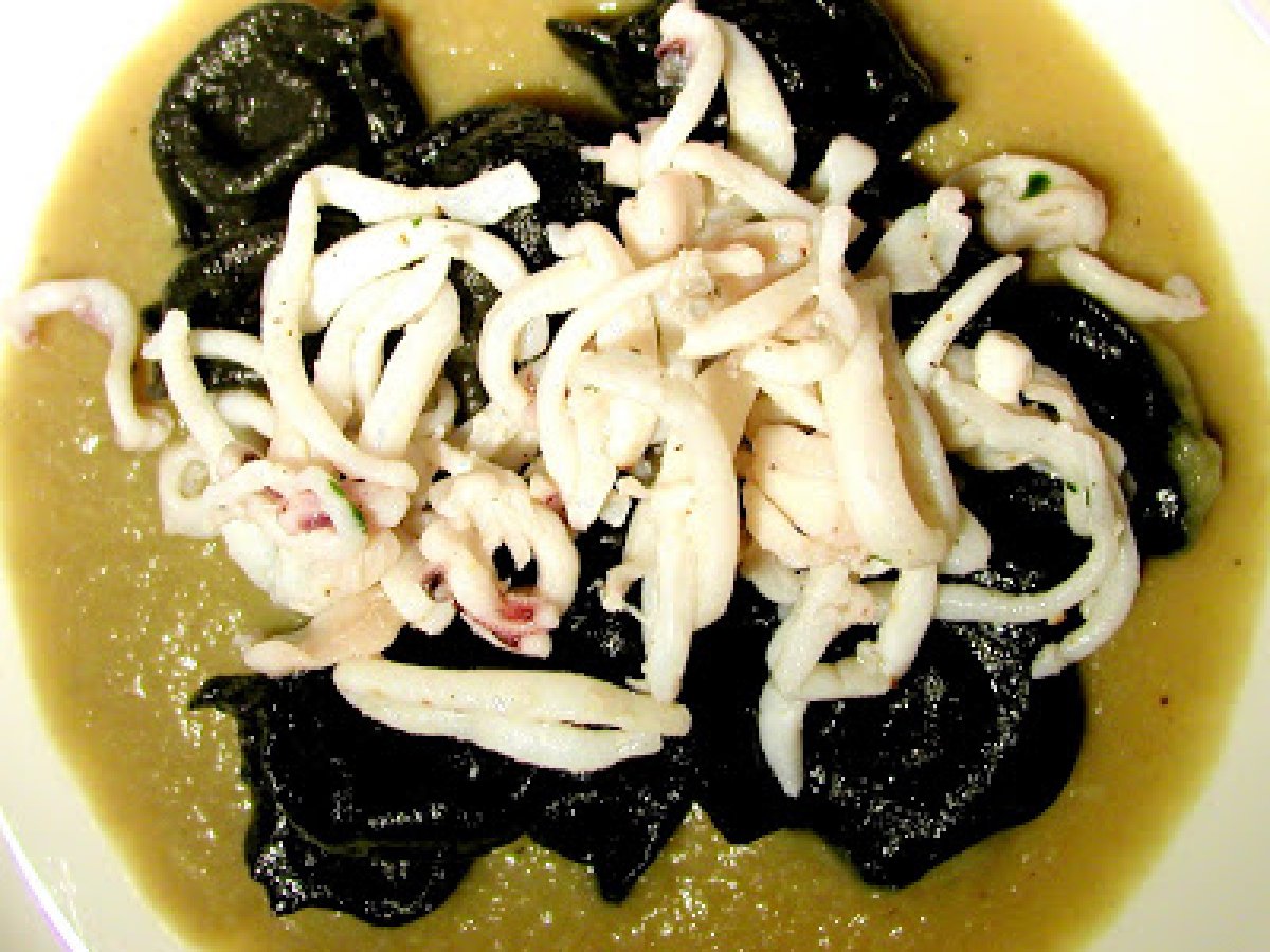 Plin di capra su crema di carciofi con calamari scottati
