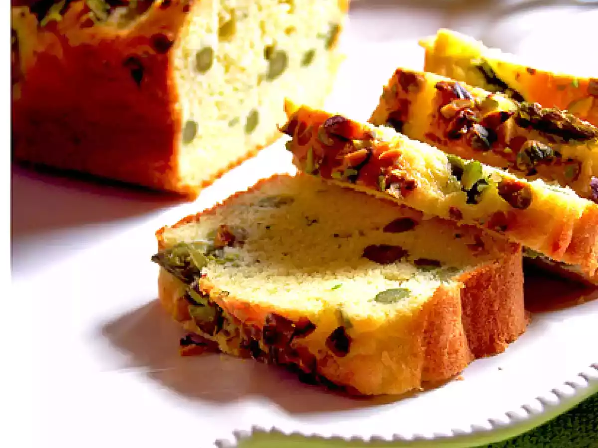 Plum-cake agli asparagi con parmigiano reggiano, pistacchi ed erba cipollina
