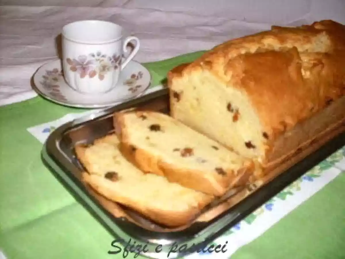 Plum cake alla mela e uvetta