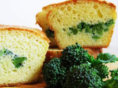 Plum cake con broccoli e pecorino