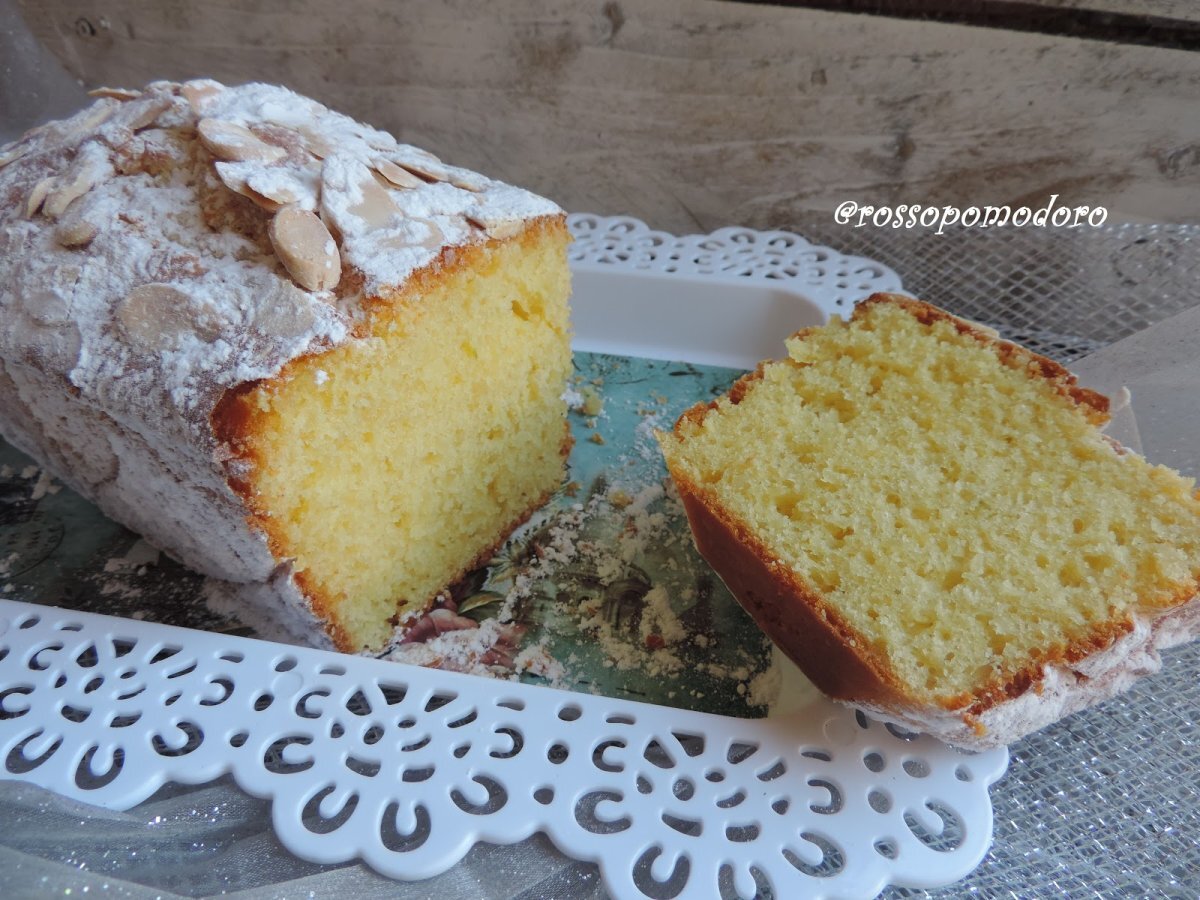 Plumcake al limone con yogurt greco e mandorle