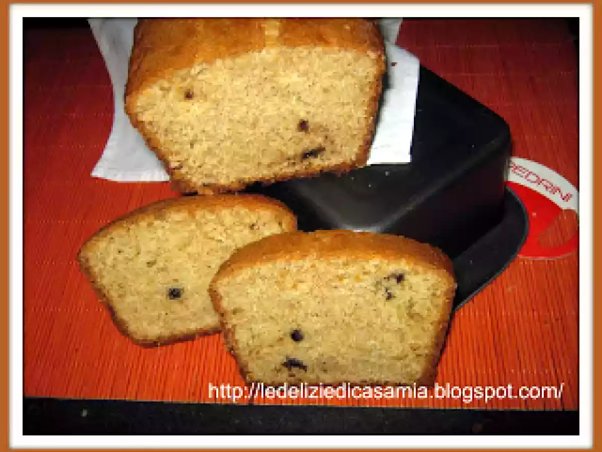 Plumcake con farina integrale, profumato all'arancia e gocce di cioccolato