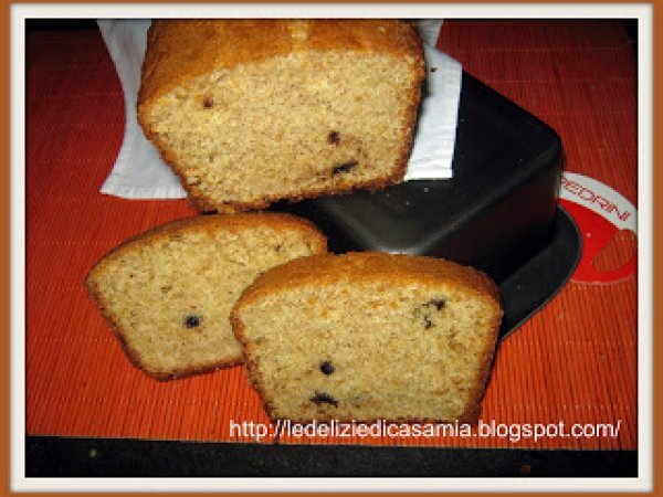 Plumcake con farina integrale, profumato all'arancia e gocce di cioccolato