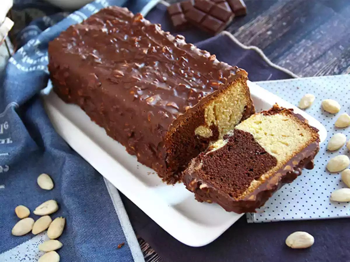 Plumcake marmorizzato ricoperto di cioccolato e mandorle