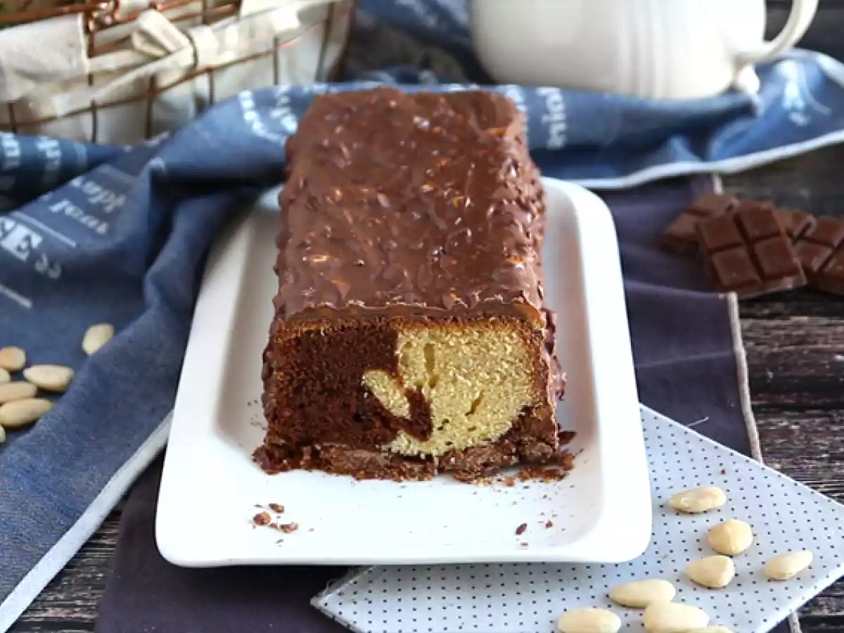 Plumcake marmorizzato ricoperto di cioccolato e mandorle - foto 2