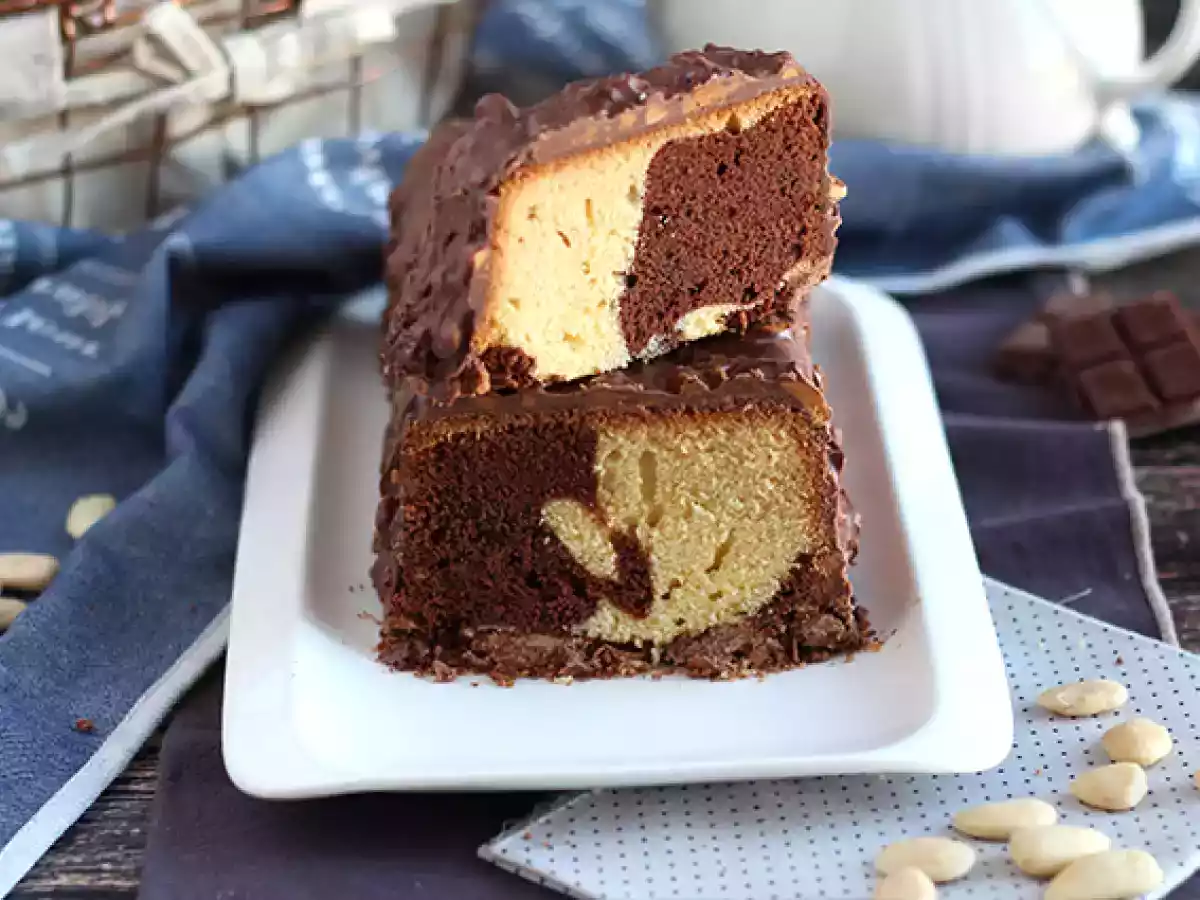 Plumcake marmorizzato ricoperto di cioccolato e mandorle - foto 3