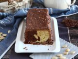 Plumcake marmorizzato ricoperto di cioccolato e mandorle, foto 1