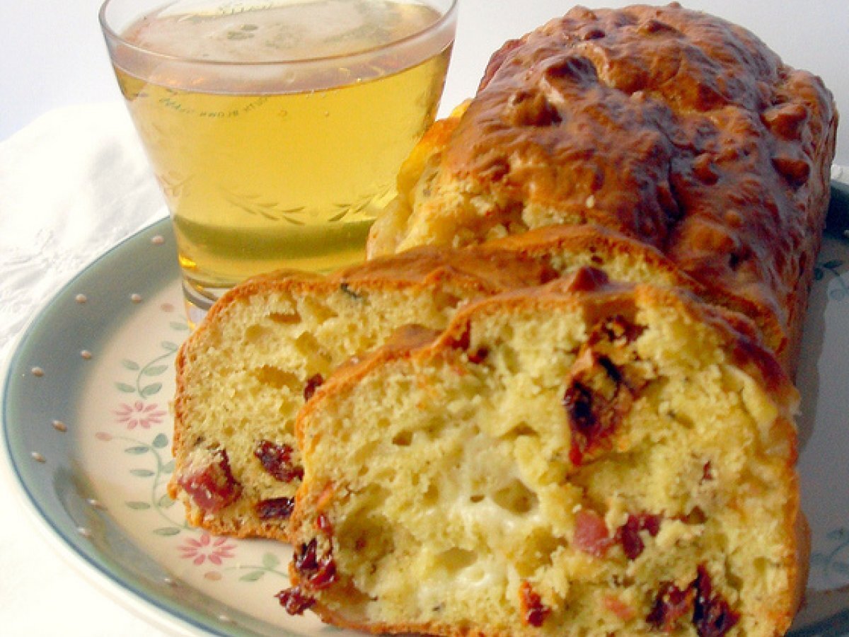 Plumcake salato ai pomodorini secchi, speck e provola