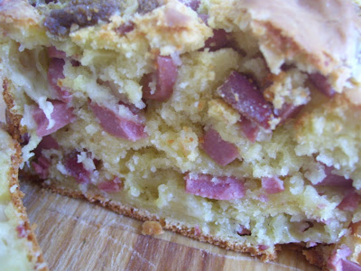 Plumcake salato con formaggio e salame