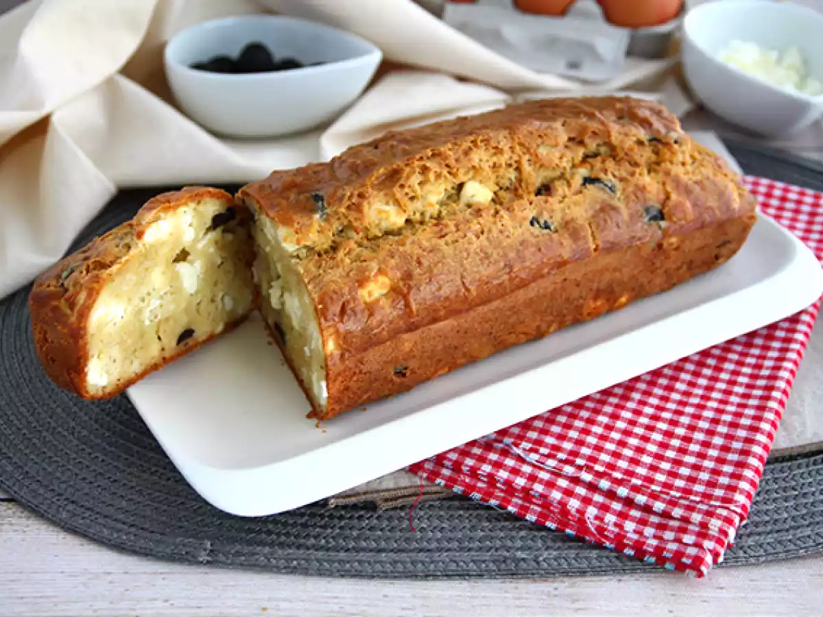 Plumcake salato con olive nere e feta
