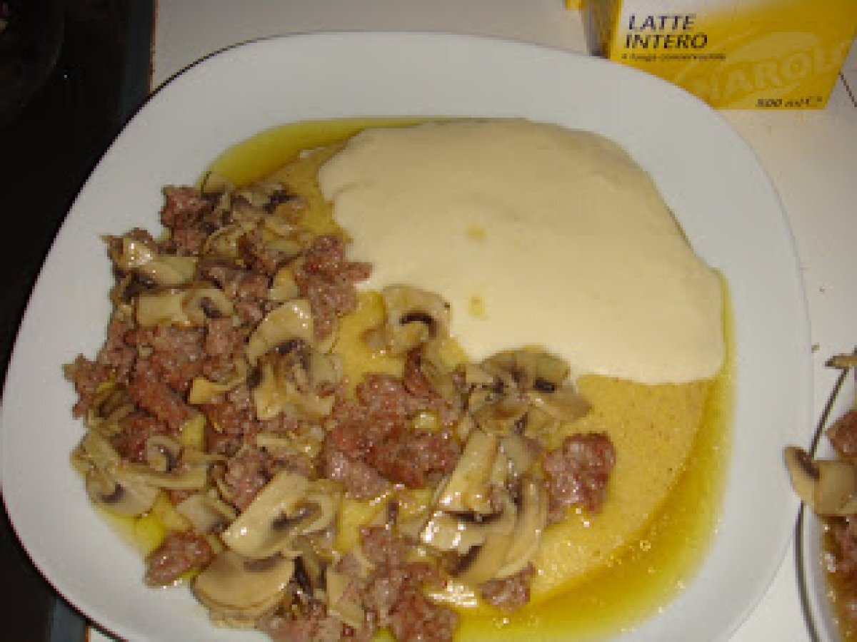 Polenta con formaggio fuso, funghi e sasiccia