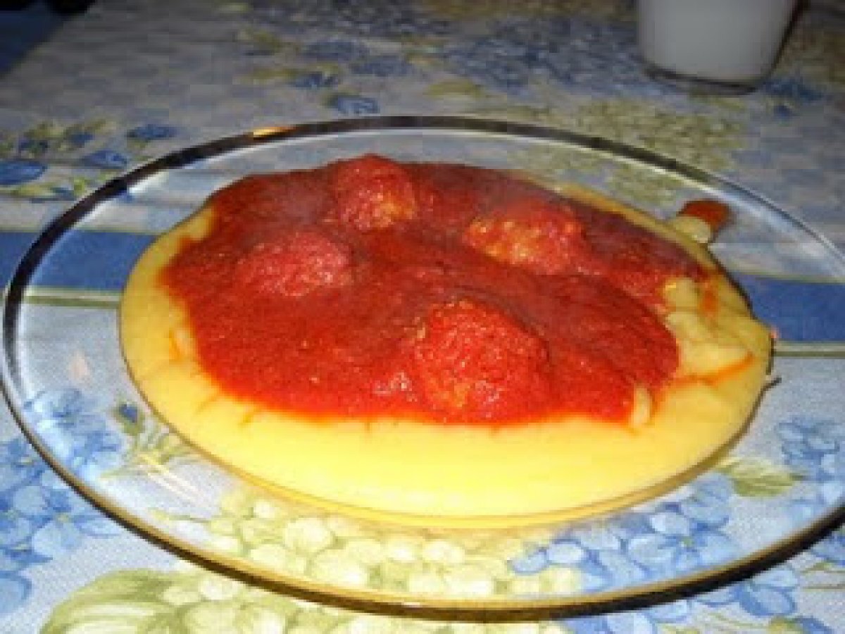 Polenta con polpette al pomodoro