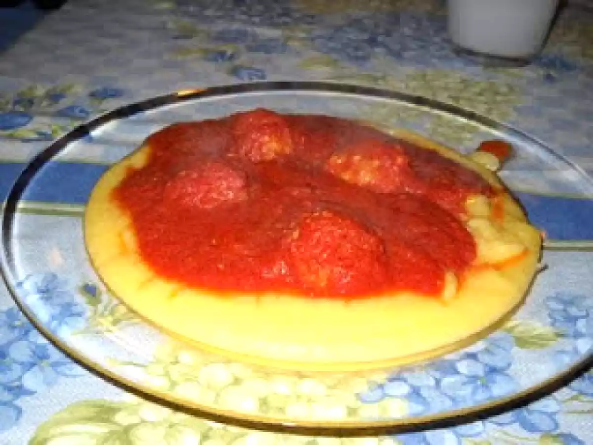 Polenta con polpette al pomodoro