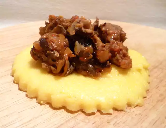 Polenta con salsiccia e funghi