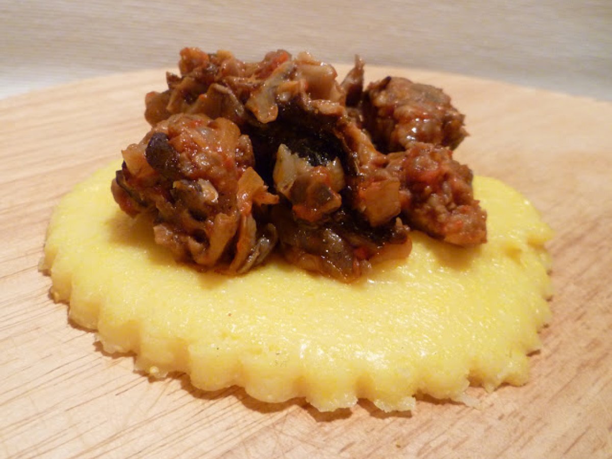 POLENTA CON SALSICCIA E FUNGHI