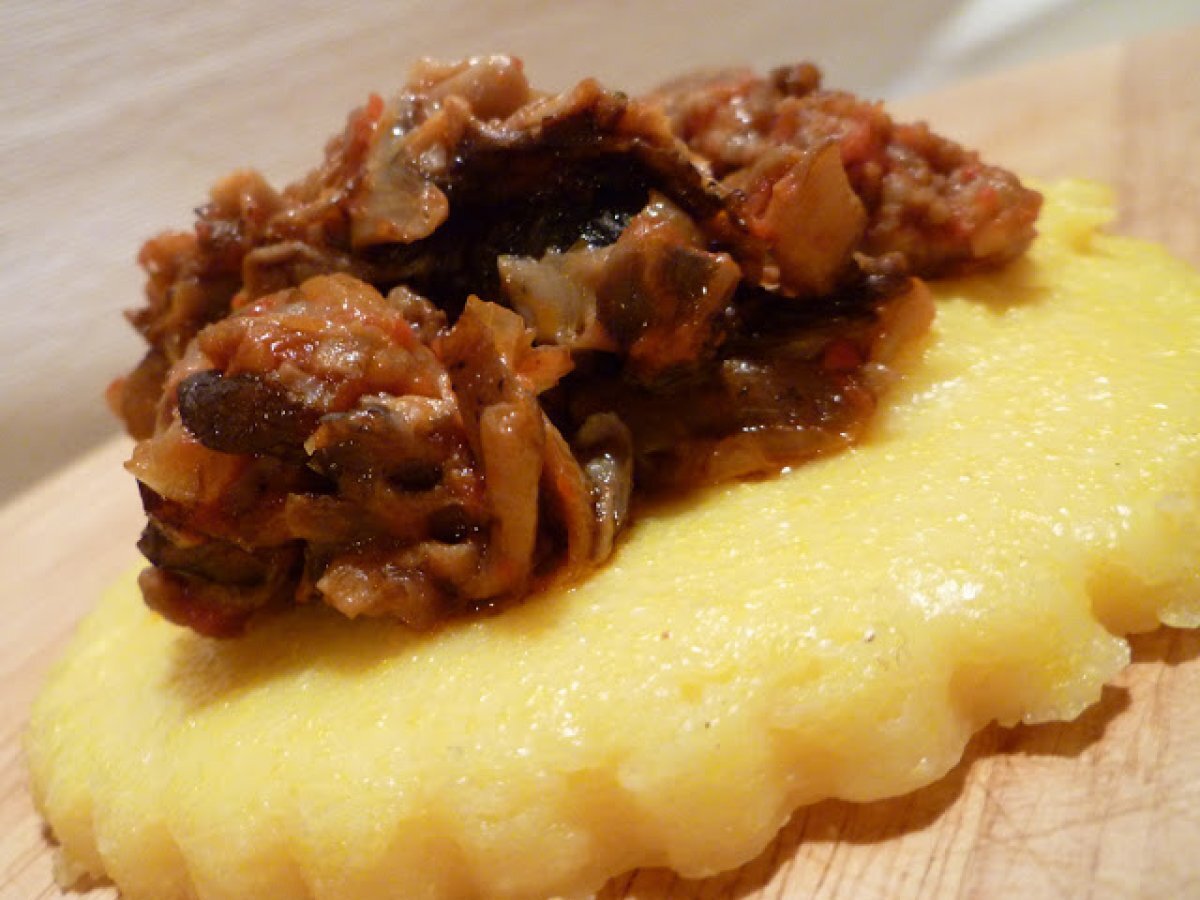 POLENTA CON SALSICCIA E FUNGHI - foto 2