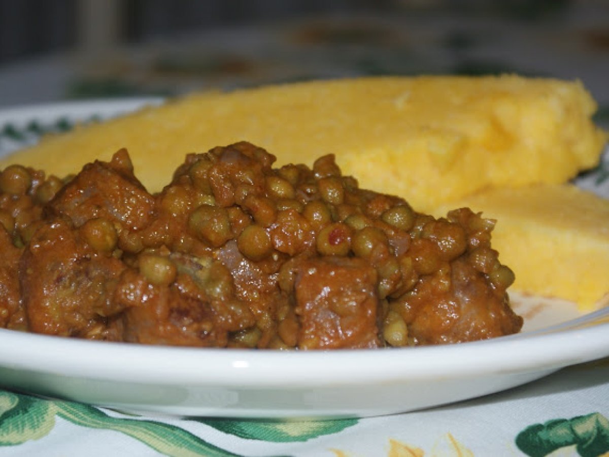 Polenta con salsiccia e piselli del nonno Edo