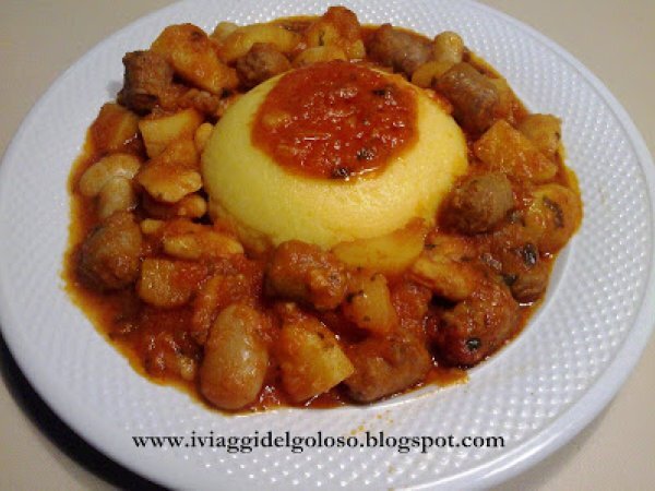 POLENTA CON SPEZZATINO DI SALSICCE