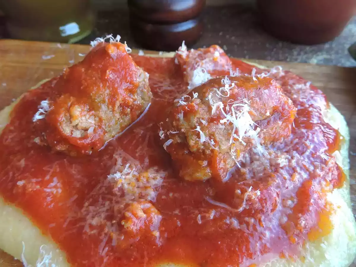 Polenta con sugo di spuntature e salsicce (ricetta di mia nonna)