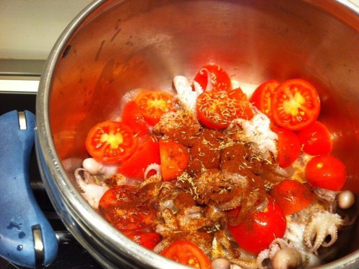 Polipetti affogati con patate, paprika e pomodorini