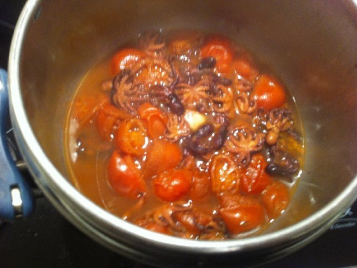 Polipetti affogati con patate, paprika e pomodorini - foto 2