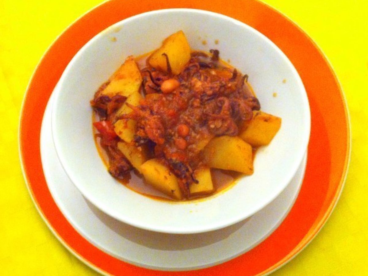 Polipetti affogati con patate, paprika e pomodorini - foto 3