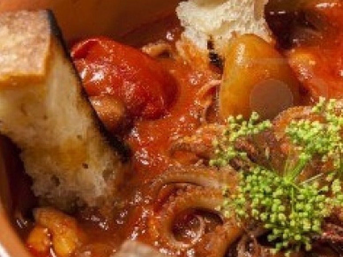 Polipetti e borlotti in zuppa col pane