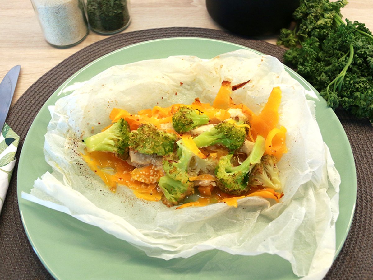 Pollo al cartoccio con broccoli e carote