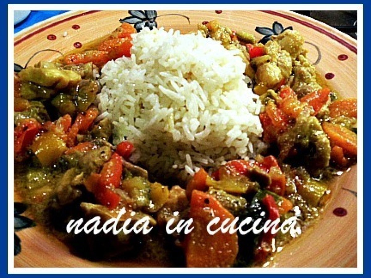 Pollo al curry con verdure e riso pilaf