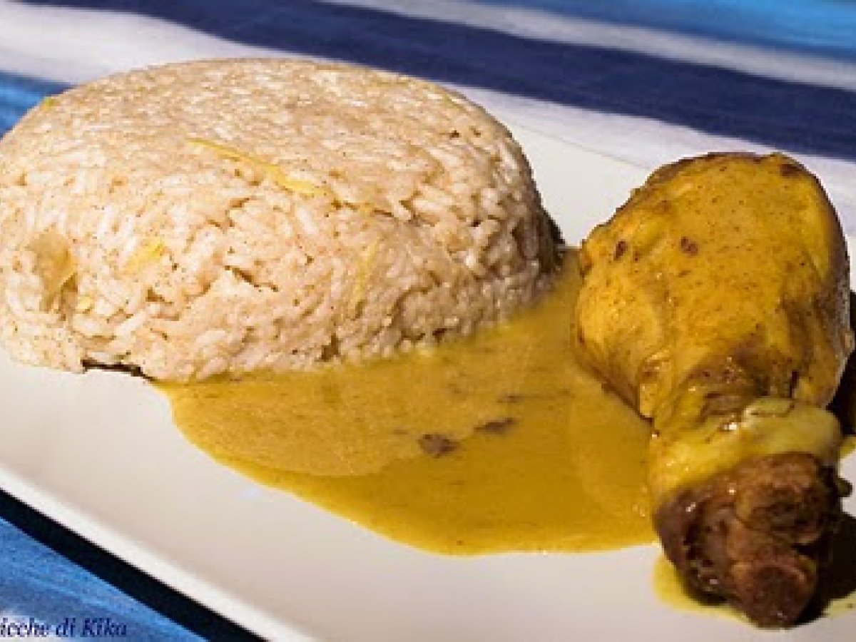 Pollo al curry e latte di cocco con riso pilaf allo zenzero e limone
