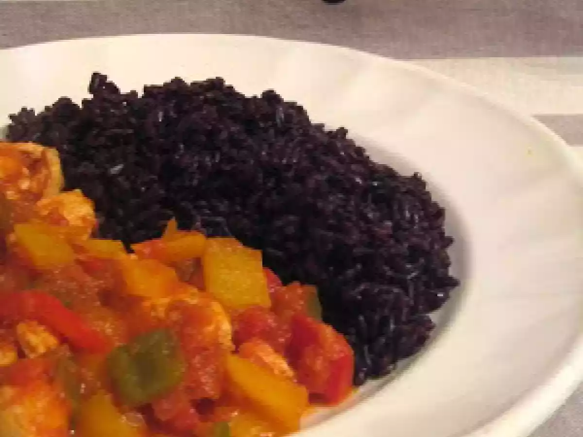 Pollo al curry piccante con peperoni e riso Venere